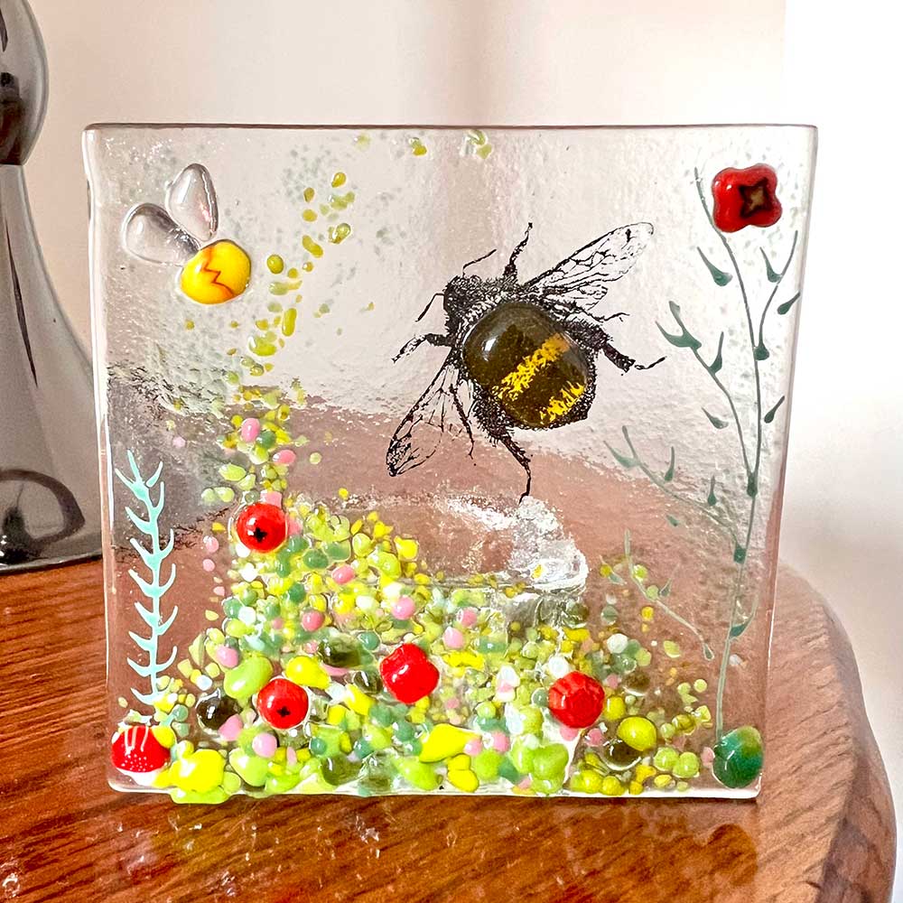 Red Bee Tea Light in Flower Garden with Murrine Elements - Image 3