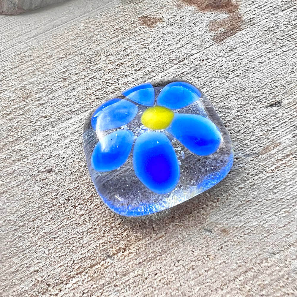 Handmade Memorial Ashes Glass Forget-Me-Not Pebble - Image 2
